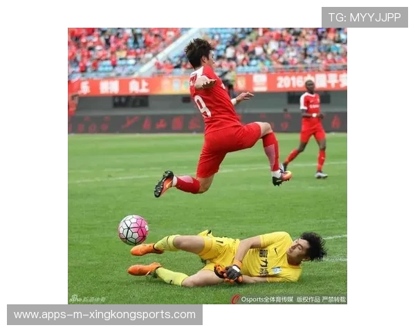 过顶长传找到前锋单刀稳稳命中